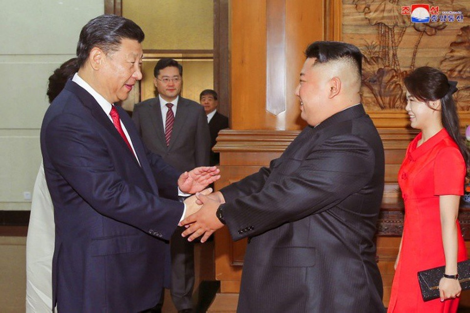 Tiết lộ đề nghị của ông Kim Jong-un với Trung Quốc sau hội nghị Mỹ-Triều - 1
Chủ tịch Trung Quốc Tập Cận Bình tiếp nhà lãnh đạo Triều Tiên Kim Jong-un trong chuyến công du lần 3. (Ảnh: Reuters)