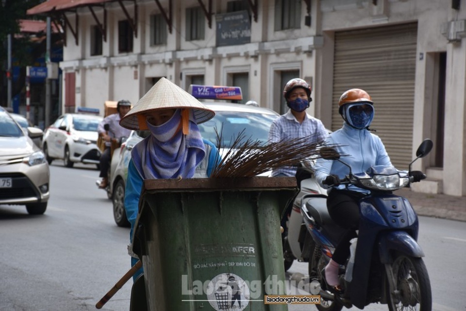 Mưu sinh giữa nắng hè đổ lửa - 1 Mưu sinh giữa nắng hè đổ lửa - 1