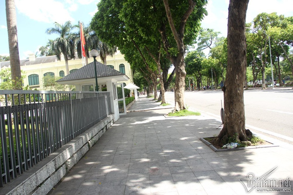 Ngay cả trên vỉa hè qua những bóng râm cây cũng rất hiếm người qua lại