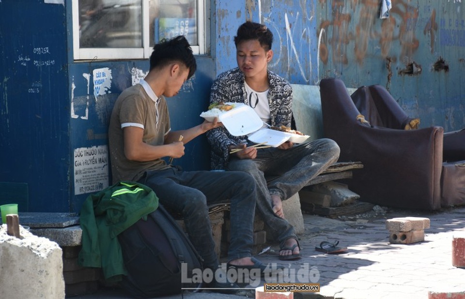 Mưu sinh giữa nắng hè đổ lửa - 7 Mưu sinh giữa nắng hè đổ lửa - 7