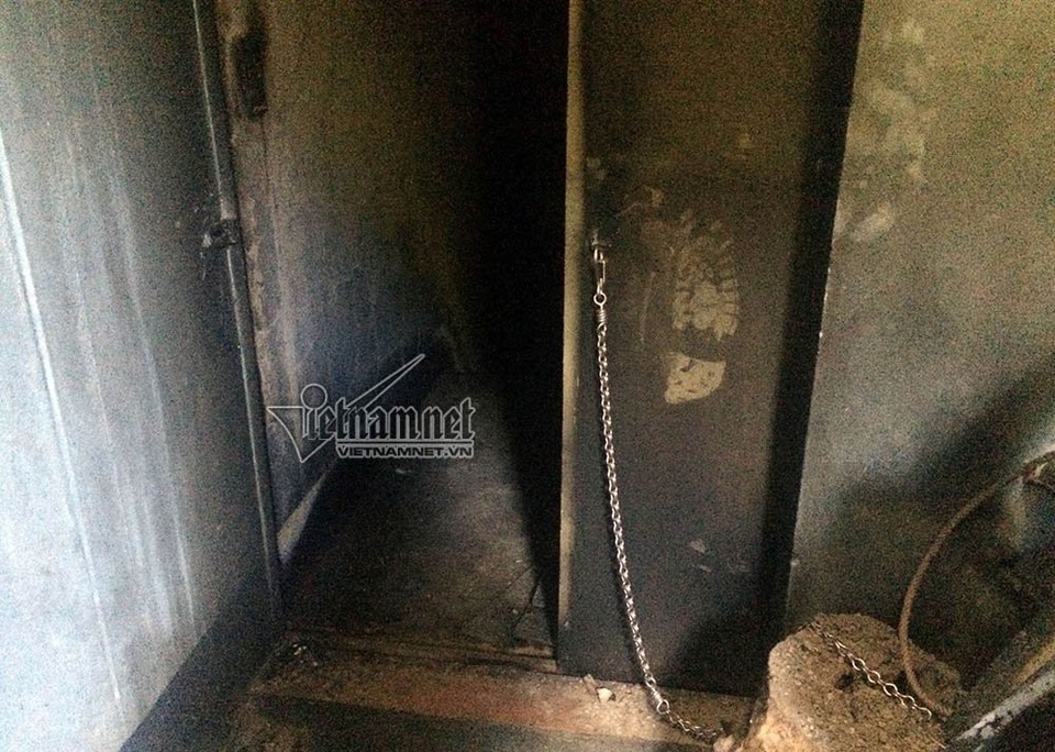 Bên trong hầm trú ẩn sặc mùi thuốc súng của trùm ma túy Nguyễn Thanh Tuân - 8 Vết giày in trên cánh cửa lối vào căn hầm