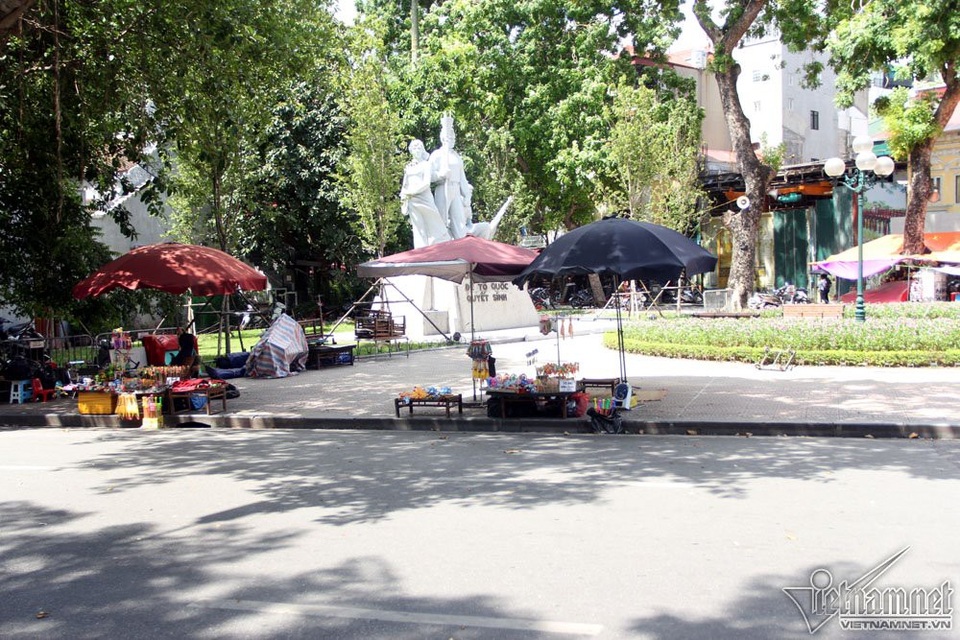 Khu cửa hàng bày bán đồ Việt không có khách qua lại