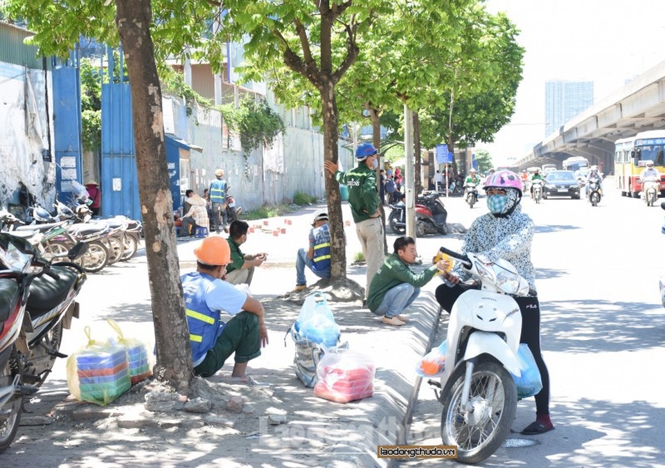 Mưu sinh giữa nắng hè đổ lửa - 8 Mưu sinh giữa nắng hè đổ lửa - 8