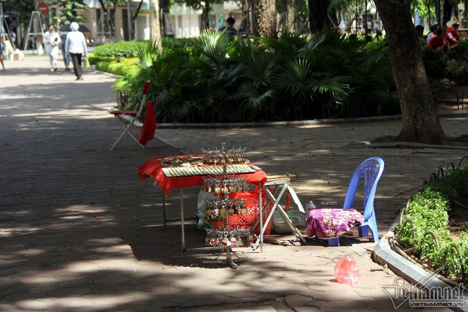 Người bán cũng bỏ bê hàng quán một nơi để tìm chỗ tránh nắng