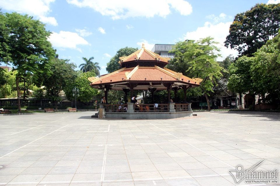 Những địa điểm quanh phố cổ ngày thường vốn chật kín khách du lịch nay nằm một chỗ tránh nắng