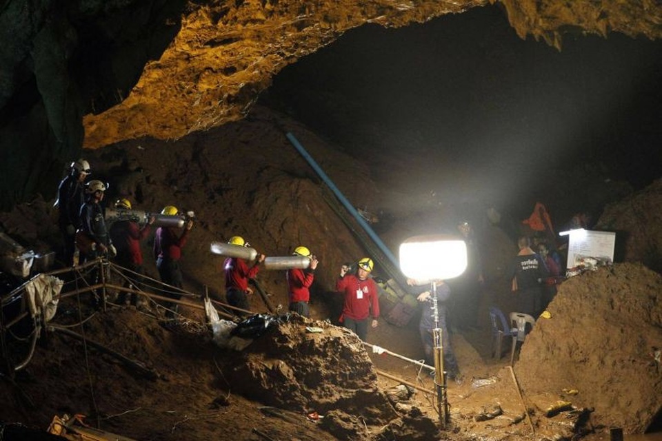 
Đội cứu hộ vận chuyển các bình dưỡng khí vào bên trong hang khi các thợ lặn tiếp cận vào sâu bên trong. (Ảnh: EPA)
