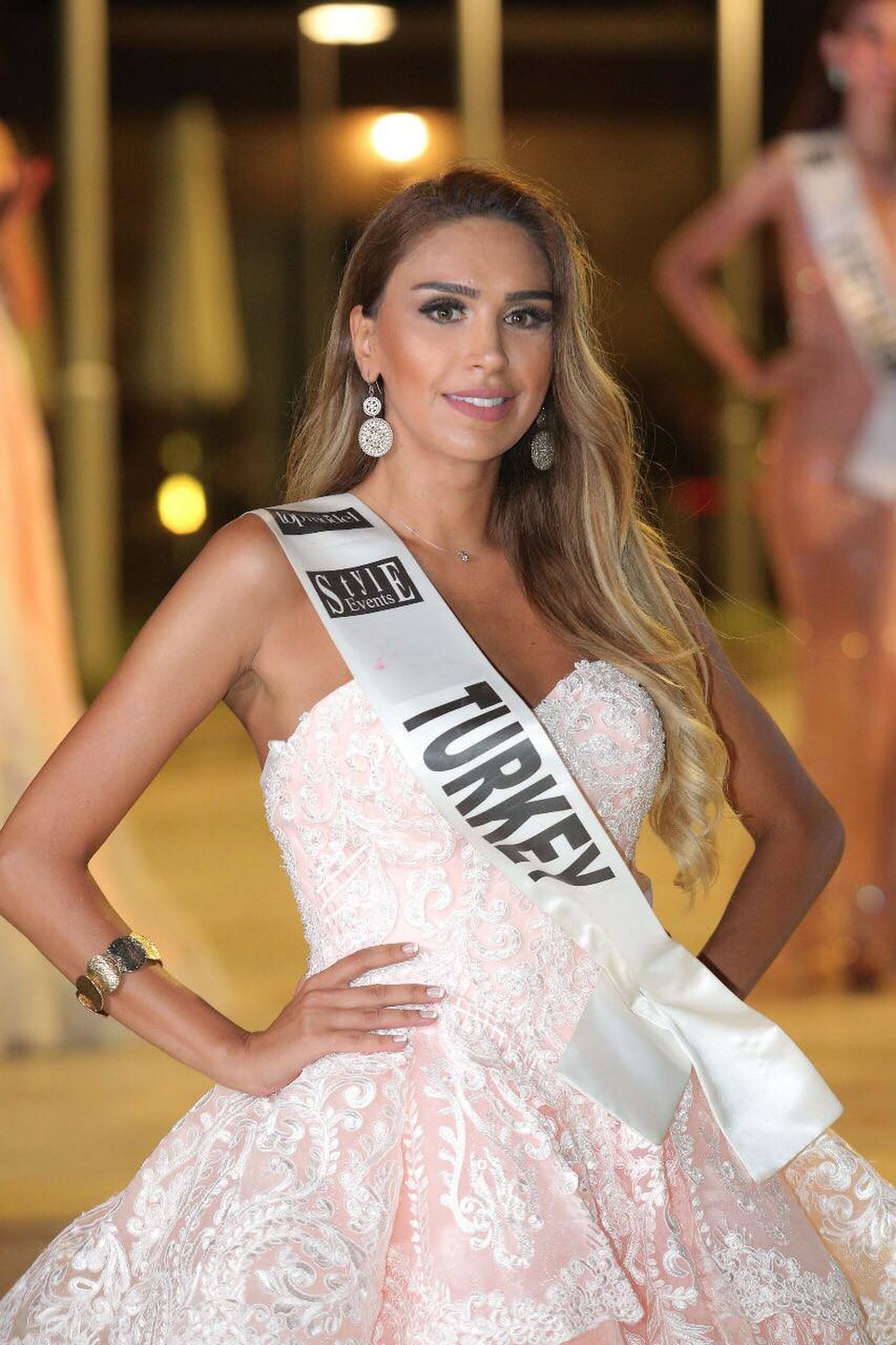 Bị cắt nát quốc phục, nhan sắc Việt vẫn xuất sắc đăng quang Miss Asia World 2018 - 3 Danh hiệu Á hậu 1 thuộc về người đẹp Thổ Nhĩ Kỳ.