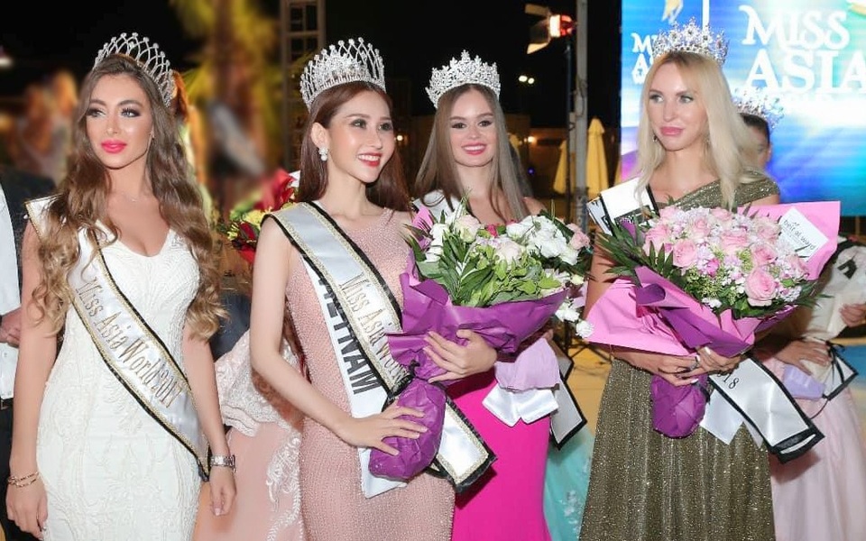 Bị cắt nát quốc phục, nhan sắc Việt vẫn xuất sắc đăng quang Miss Asia World 2018 - 2 
Đồng thời, người đẹp gốc Vĩnh Long cũng nhận thêm giải Người đẹp Tài năng với màn ảo thuật nhận được điểm số cao từ các vị giám khảo.
