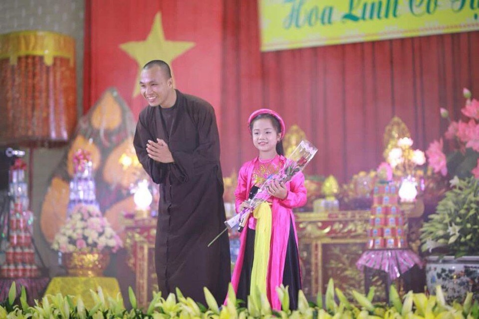 Những thí sinh tài năng nhí “Biệt tài tí hon” ngày ấy giờ ra sao? - 9 Một năm trôi qua, Tú Thanh vẫn giữ niềm đam mê với âm nhạc, không những đều đặn tham gia các hoạt động văn nghệ ở trường mà còn theo đoàn biểu diễn từ thiện ở các chùa. Niềm say mê với nghệ thuật chưa bao giờ tắt trong “ca nương nhí” này.