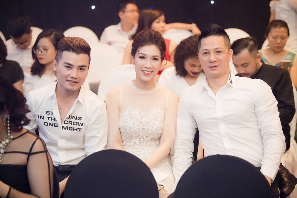 Hoa hậu Áo dài 2018 Phí Thuỳ Linh cùng ông xã (ngoài cùng bên phải).