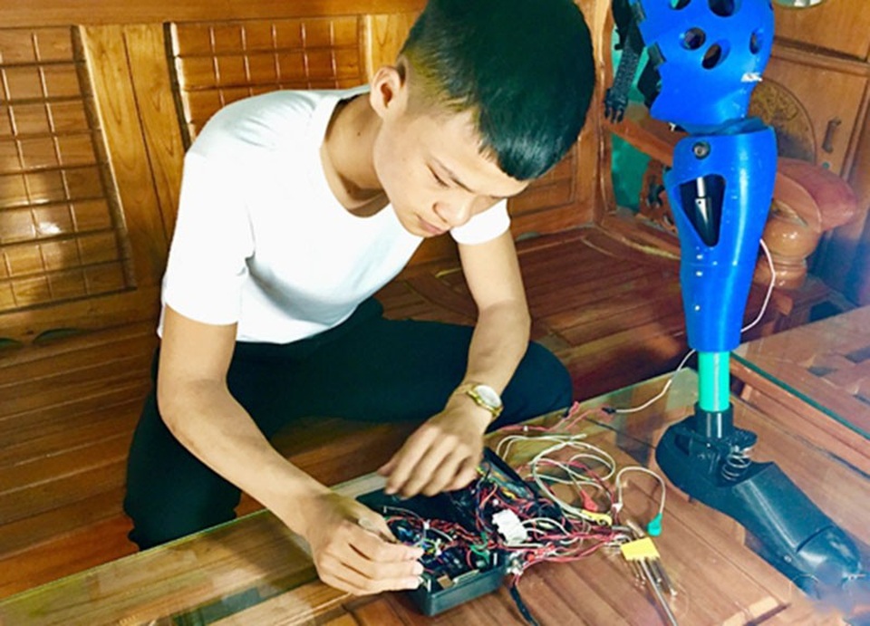 Nam sinh Hà Tĩnh chế tạo chân robot cho người khuyết tật - 1 Với đam mê, sự sáng tạo, Lâm đã 2 lần đạt giải cao trong các cuộc thi sáng tạo KHKT dành cho thanh thiếu niên toàn quốc.