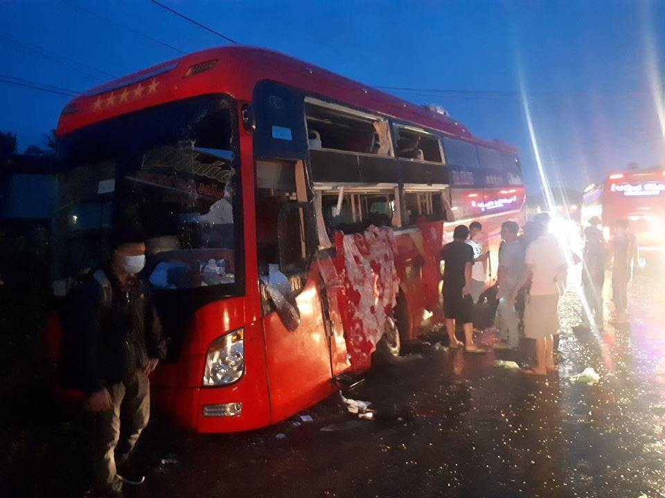 Chiếc xe khách vỡ nát kính xe sau cú va chạm (ảnh H.Đ)