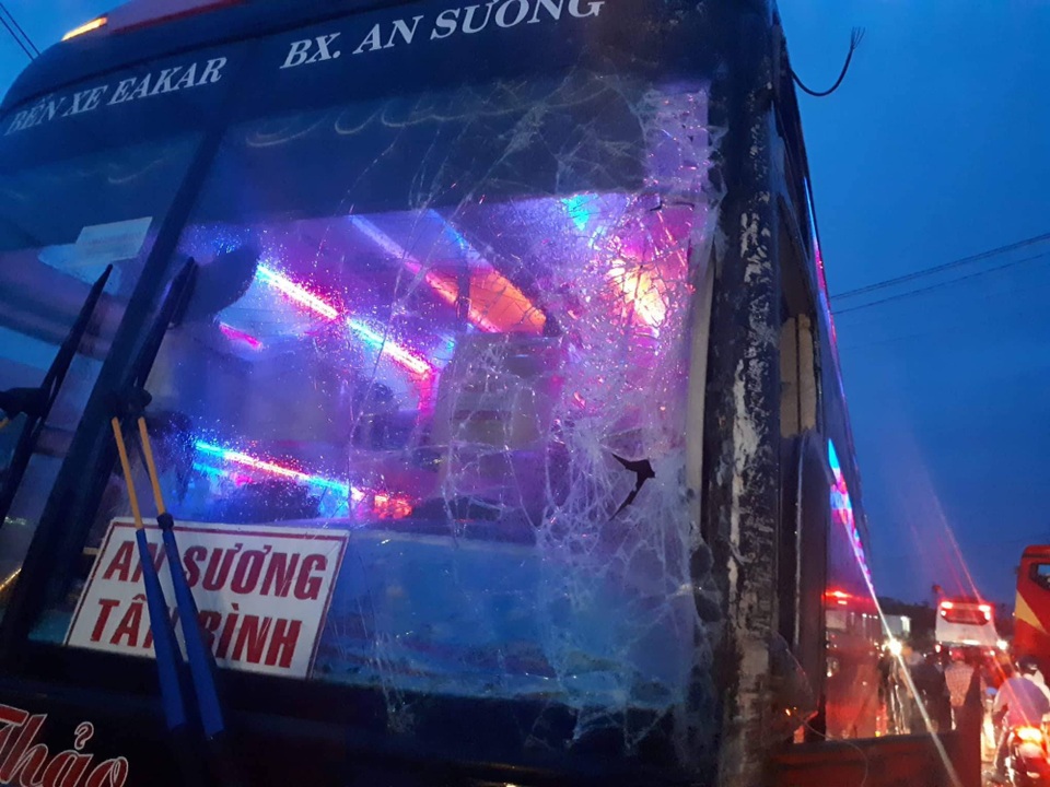 Cú tông trực diện khiến hành khách trên xe rất hoảng sợ