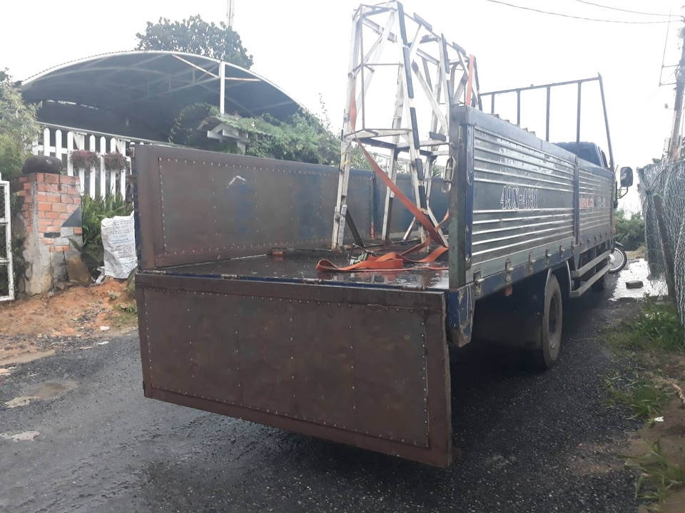Bốc dỡ vật liệu xây dựng, 2 công nhân bị thạch cao đè tử vong - 2 Chiếc xe tải chở thạch cao