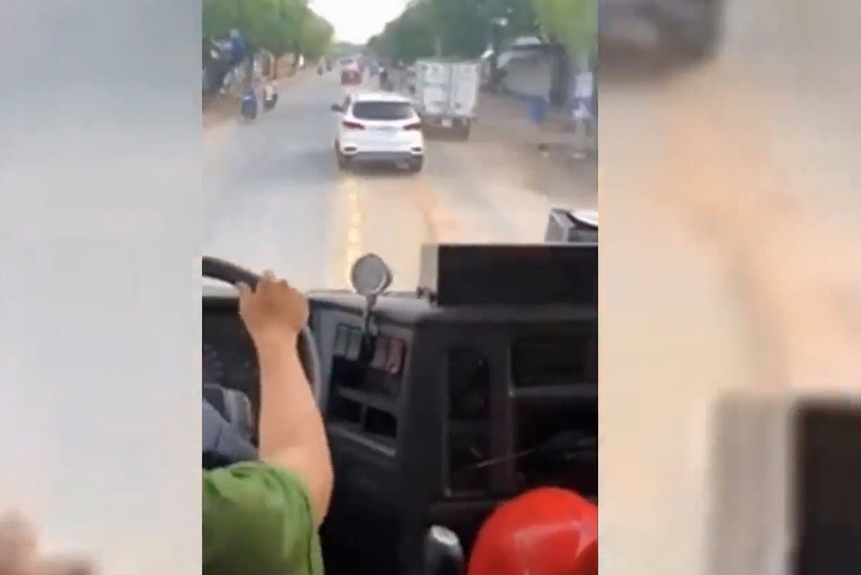 Mời chủ xe ô tô cản trở xe cứu hỏa lên làm việc - 1
Tài xế chiếc ô tô màu trắng không chịu nhường đường cho xe chữa cháy
