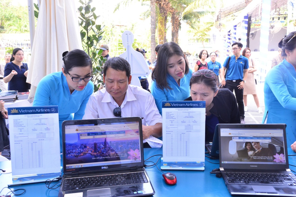 Hãng bay đầu tiên bỏ phụ thu dịch vụ xuất vé, khách lợi đủ đường - 1
Vietnam Airlines là hãng hàng không đầu tiên của Việt Nam bỏ phụ thu phí xuất vé