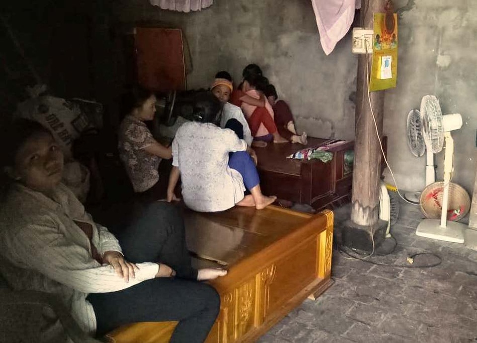 Người thân của gia đình anh Đạt không thể chịu nổi nỗi đau quá lớn.