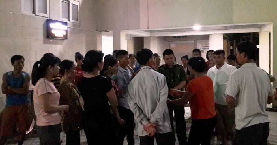 Người nhà bệnh nhân tập trung tại bệnh viện sau cái chết bất thường của bà Khánh.