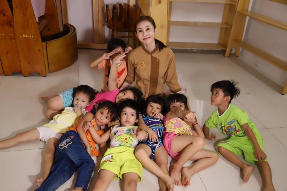Quá khứ cay đắng tủi hờn của những sao Việt lớn lên nơi cửa Phật, tu viện - 10 Chi Nguyễn thăm và giúp đỡ các em mồ côi.
