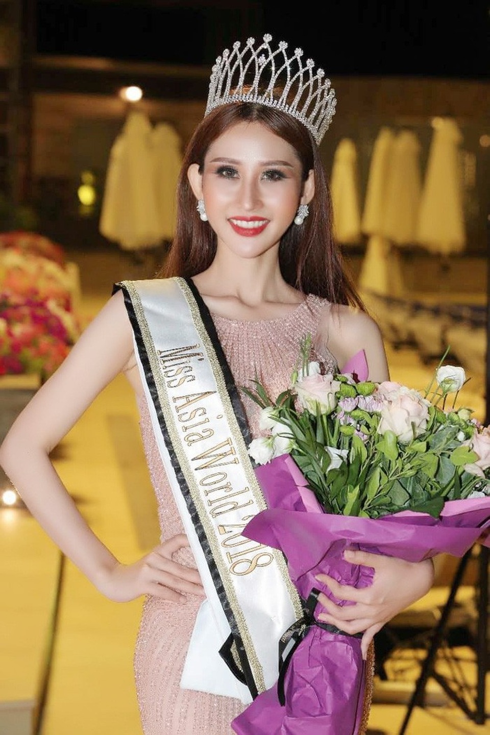 Quá khứ cay đắng tủi hờn của những sao Việt lớn lên nơi cửa Phật, tu viện - 7 Chi Nguyễn là người đẹp mới đăng quang ngôi vị Hoa hậu Châu Á Thế giới.