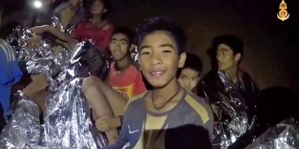 Giải nghĩa bức tranh đang gây sốt trên mạng xã hội tại Thái Lan - 1 8 em nhỏ thuộc thành viên của đội bóng đã được giải cứu, vẫn còn 5 em bị mắc kẹt bên trong hang động.