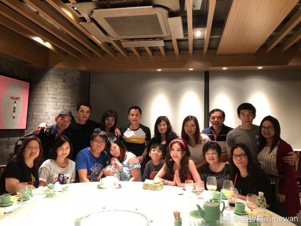 “Dâm phụ lẳng lơ nhất màn ảnh Hoa ngữ” trẻ đẹp ở tuổi 52 - 2
Ôn Bích Hà và doanh nhân Hà Tổ Quang trông thật rạng ngời và hạnh phúc trong bữa tiệc gia đình. Năm 2017, tin đồn hai người ly thân và chuẩn bị ly dị sau 17 năm chung sống khiến fan rất tiếc nuối. Tuy nhiên, chỉ vài tháng sau đó, họ đã đoàn tụ và trở lại bên nhau. Cặp đôi giờ hạnh phúc và cùng nhau nuôi dạy cậu con trai nuôi duy nhất.