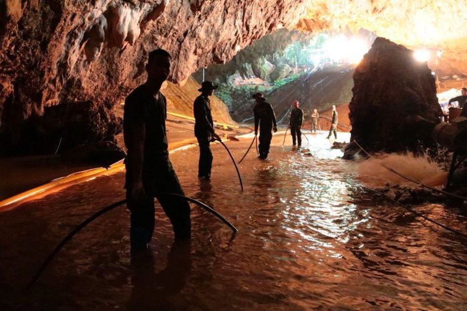 Toàn bộ 13 thành viên đội bóng Thái Lan được giải cứu khỏi hang - 17
Mưa lớn có thể khiến mực nước trong hang dâng cao, gây khó khăn cho hoạt động cứu hộ.