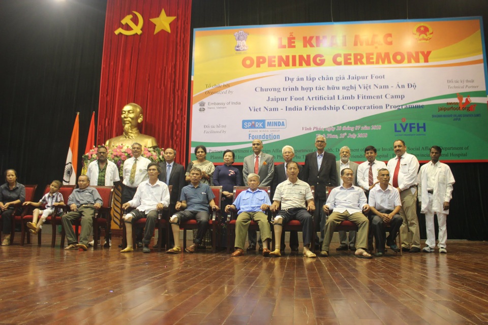 
Bà Nguyễn Thị Hiền và Đại sứ Harish chụp ảnh cùng đại diện những người khuyết tật được hỗ trợ lắp chân giả trong khuôn khổ dự án của Ấn Độ. (Ảnh: Thành Đạt)
