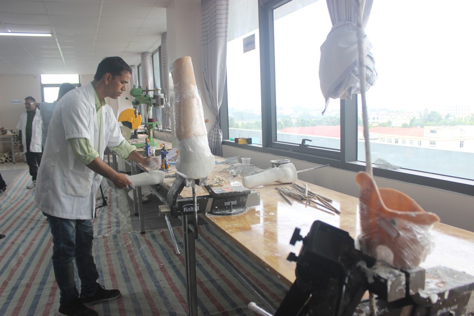 Kỹ thuật viên Ấn Độ tham gia hỗ trợ lắp chân giả cho người khuyết tật Việt Nam trong khuôn khổ Trại lắp chân giả Jaipur Foot ở Vĩnh Phúc. (Ảnh: Thành Đạt)