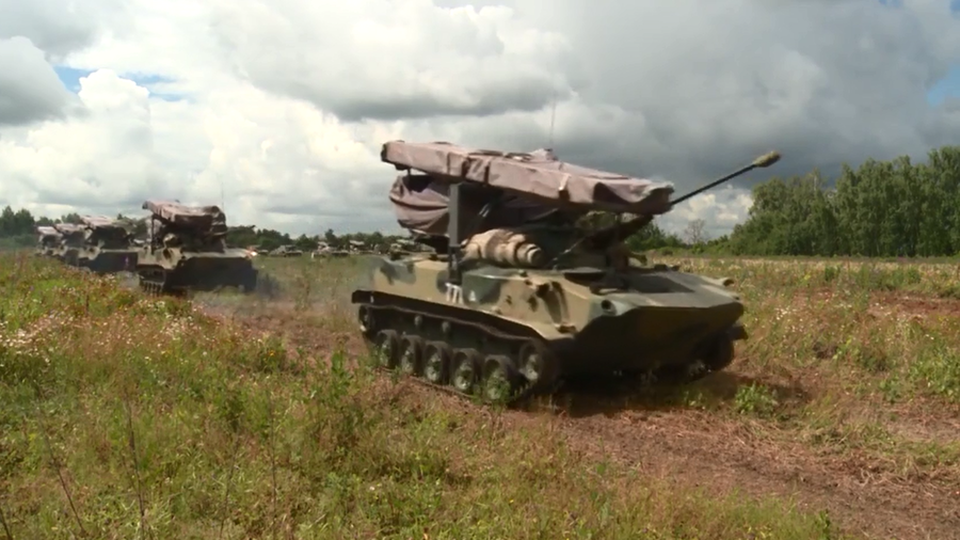 2.500 lính không quân Nga tập trận rầm rộ - 1 Các xe bọc thép của Nga tham gia tập trận (Ảnh: RT)