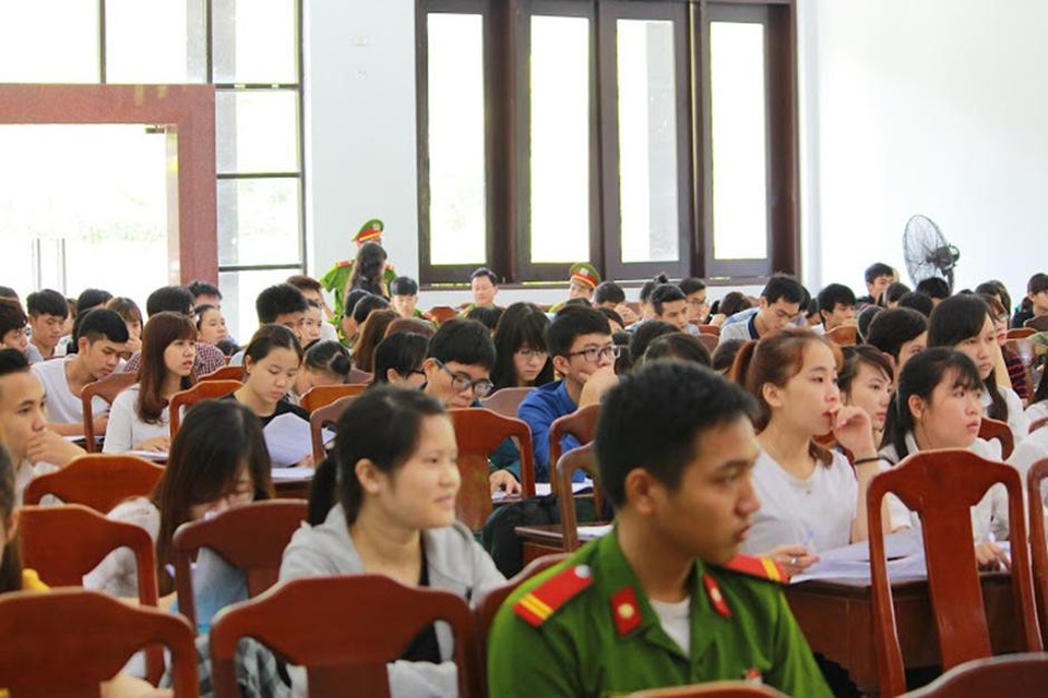 Rèn tư duy phản biện - hãy học Luật - 1
Sinh viên ĐH Luật - Huế tham dự và học hỏi tại một phiên tòa xét xử phúc thẩm - Tòa án nhân dân tỉnh Thừa Thiên Huế.