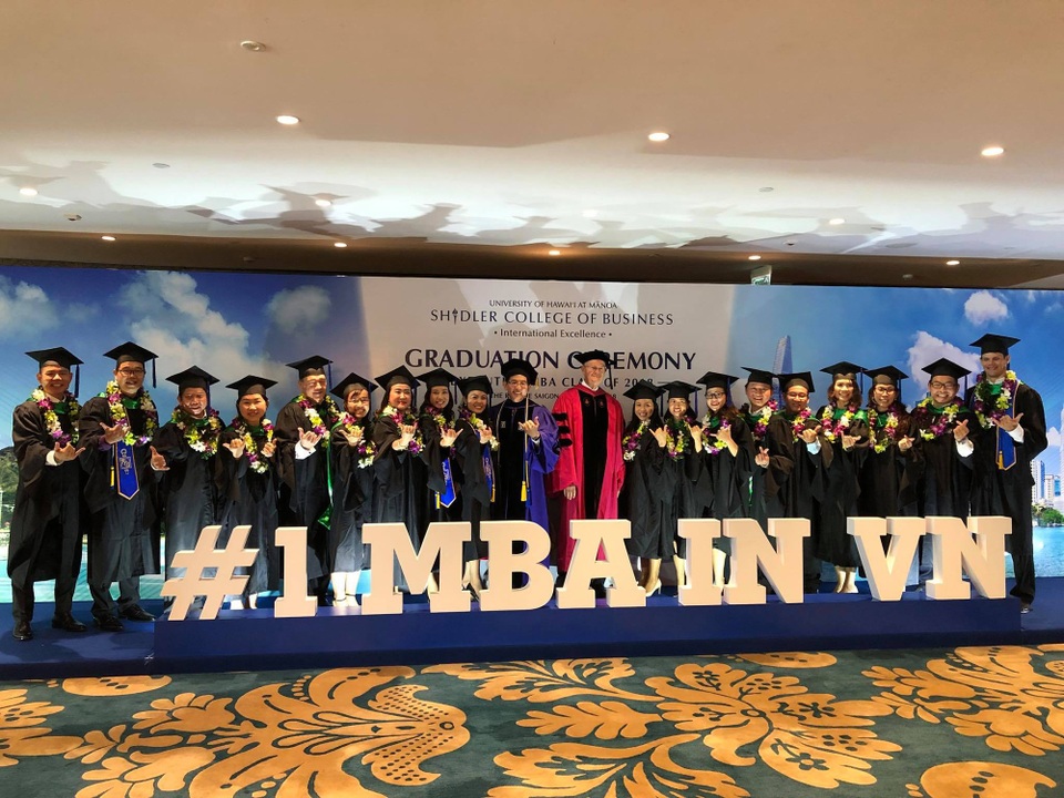 Thêm 32 tân thạc sĩ nhận bằng EMBA từ Đại học Hawaii tại Việt Nam - 1 Thêm 32 tân thạc sĩ nhận bằng EMBA từ Đại học Hawaii tại Việt Nam - 1