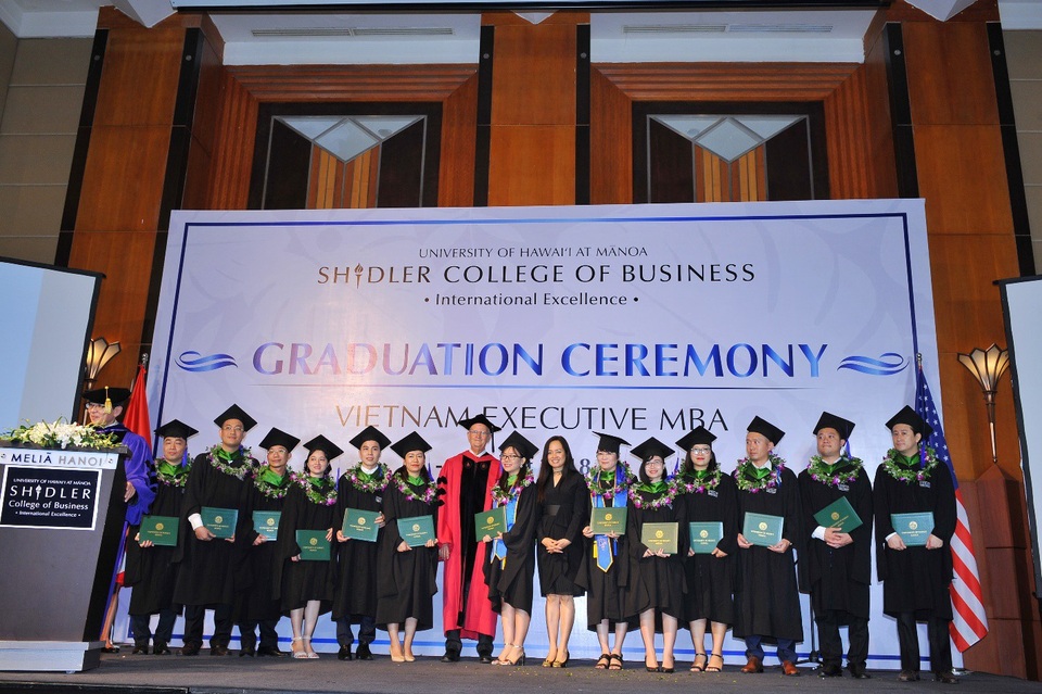 Thêm 32 tân thạc sĩ nhận bằng EMBA từ Đại học Hawaii tại Việt Nam - 2 Thêm 32 tân thạc sĩ nhận bằng EMBA từ Đại học Hawaii tại Việt Nam - 2