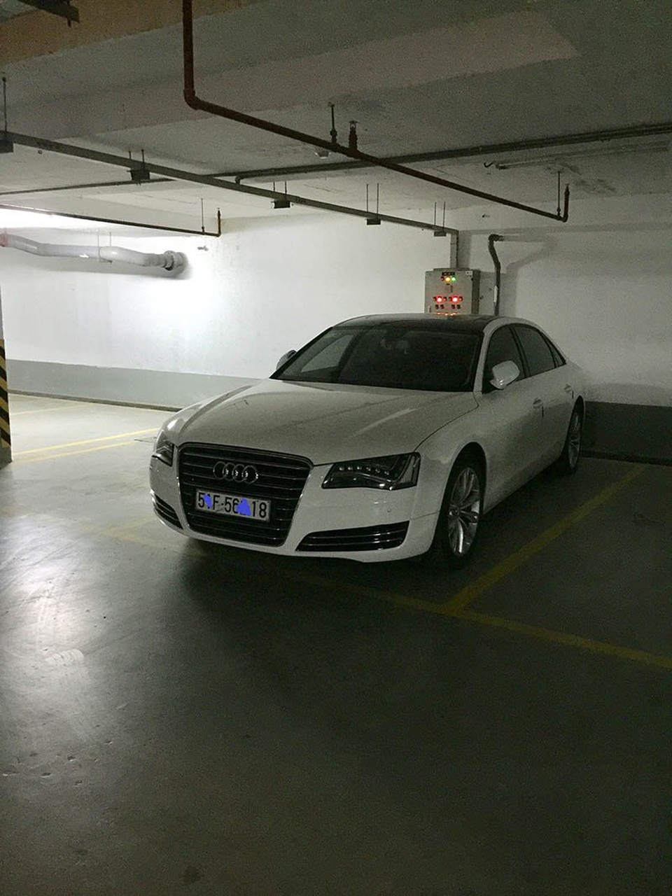 Hotgirl trong đường dây đánh bạc 2.000 tỷ đồng là ai? - 4
1 xe Audi bị tạm giữ khi Bộ Công an triệt phá hệ thống cờ bạc cực khủng