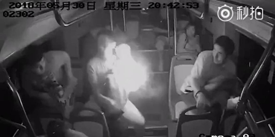 Sốc khoảnh khắc sạc dự phòng bất ngờ phát nổ và bốc cháy trong túi người dùng - 1 Khoảnh khắc pin sạc dự phòng trong ba lô của hành khách bất ngờ phát nổ và ngọn lửa bùng lên mạnh mẽ