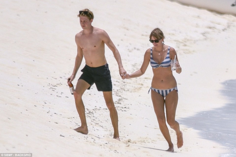 
Taylor và Joe quyết định nghỉ tại một resort sang trọng để tìm khoảng không riêng tư. Tuy nhiên, họ vẫn lọt vào ống kính của giới săn tin.
