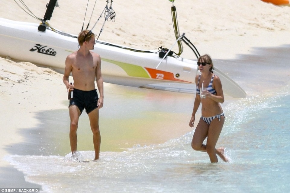 
Trong gần 2 năm qua, Taylor rất nhiều lần tới London, Anh để thăm bạn trai và gia đình anh. Tuy nhiên, cặp đôi không để lộ những hình ảnh chung đôi của họ với công chúng. Giữ bí mật mối quan hệ là một trong những cách Taylor bảo vệ tình yêu của cô với Joe.
