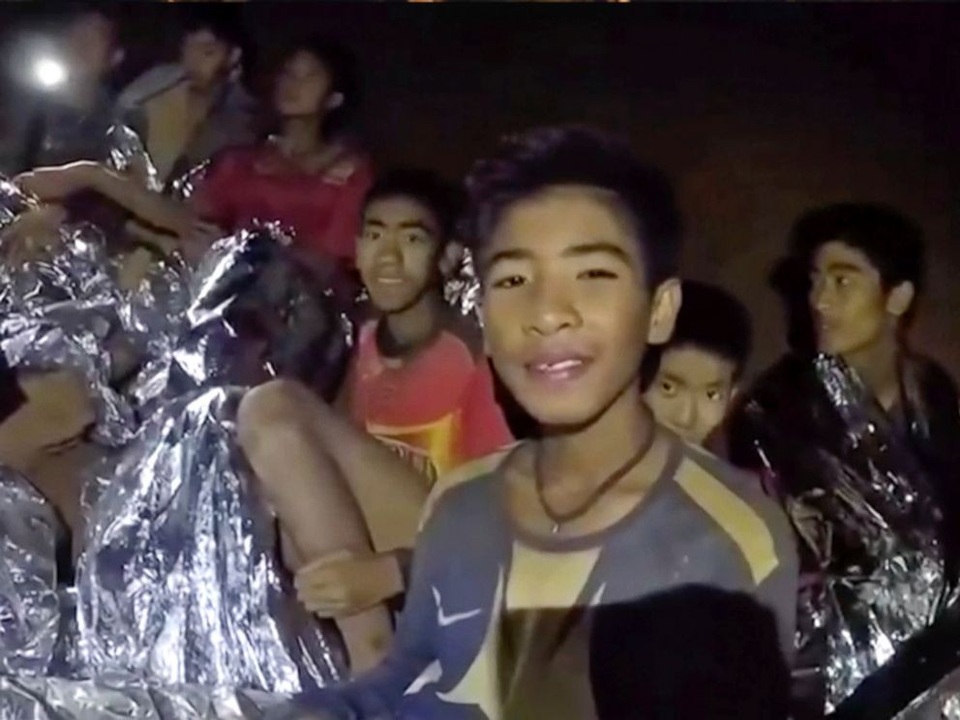 Đội bóng Thái Lan lấy tay cào bùn để mở đường sống trong hang - 1
Đội bóng thiếu niên đã làm mọi cách để có thể sinh tồn trong hang tối.