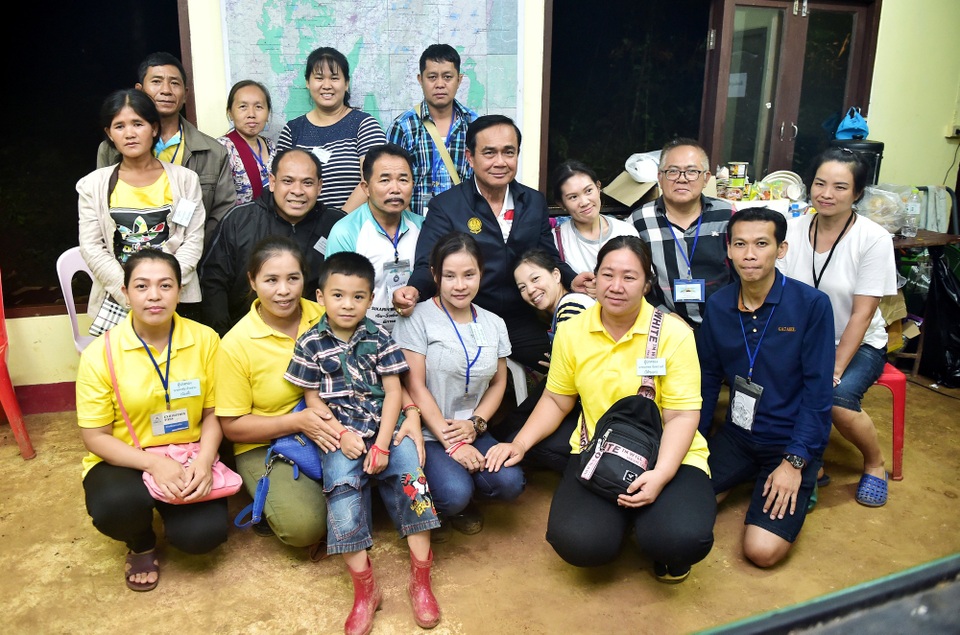 Người Thái vui mừng khi toàn bộ đội bóng được giải cứu sau 18 ngày - 5 Hôm nay là ngày 10/7/2018. Chúng ta sẽ ăn mừng cùng nhau! Hooyah!, lực lượng đặc nhiệm SEAL của Hải quân Thái Lan viết trên Facebook. Trong ảnh: Thủ tướng Thái Lan Prayuth Chan-ocha tới động viên người thân của các thành viên trong đội bóng thiếu niên tại hang Tham Luang. (Ảnh: Facebook)