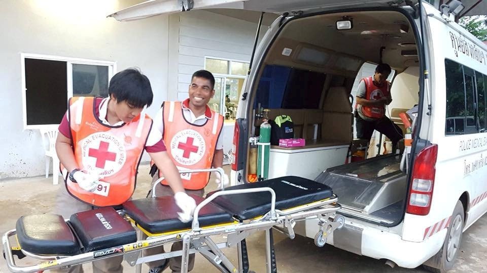 Người Thái vui mừng khi toàn bộ đội bóng được giải cứu sau 18 ngày - 7 Các nhân viên cứu hộ làm việc với tinh thần thoải mái khi nghe tin các cầu thủ nhí lần lượt được đưa ra khỏi hang sau 2 ngày giải cứu. (Ảnh: Reuters)