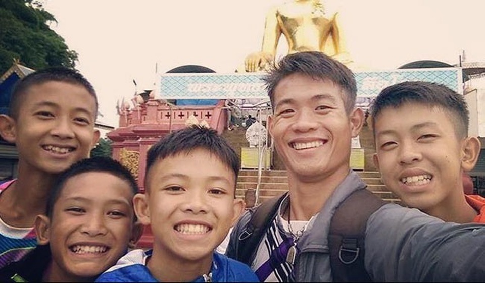 Huấn luyện viên có thể được giải cứu sau đội bóng Thái Lan 1 ngày - 1
Huấn luyện viên Ekapol Chantawong (thứ hai từ phải sáng) (Ảnh: Facebook)