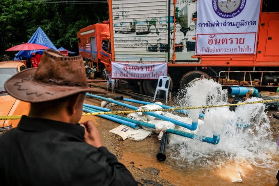 Nông dân Thái Lan không cần bồi thường sau vụ giải cứu đội bóng - 1
Nước hút từ hang Tham Luang để giải cứu đội bóng khiến một diện tích lớn ruộng đồng bị ngập nước. (Ảnh minh họa: Nation)