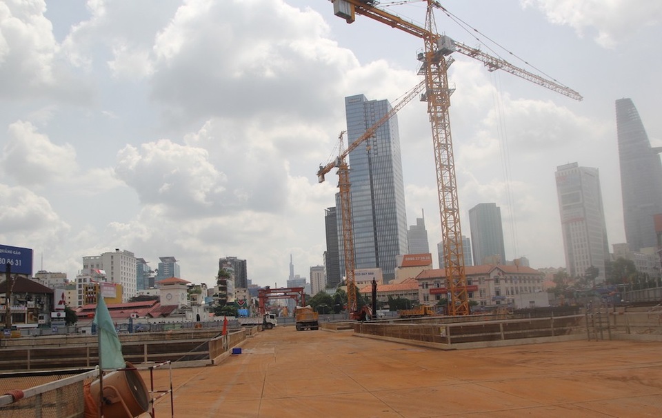 Không phát triển dự án nhà ở cao tầng ở trung tâm TPHCM - 1 Khu vực trung tâm thành phố sẽ không phát triển các dự án mới đầu tư xây nhà ở cao tầng. Trong ảnh: trung tâm thành phố nhìn từ công trường nhà ga Bến Thành tuyến metro Bến Thành - Suối Tiên