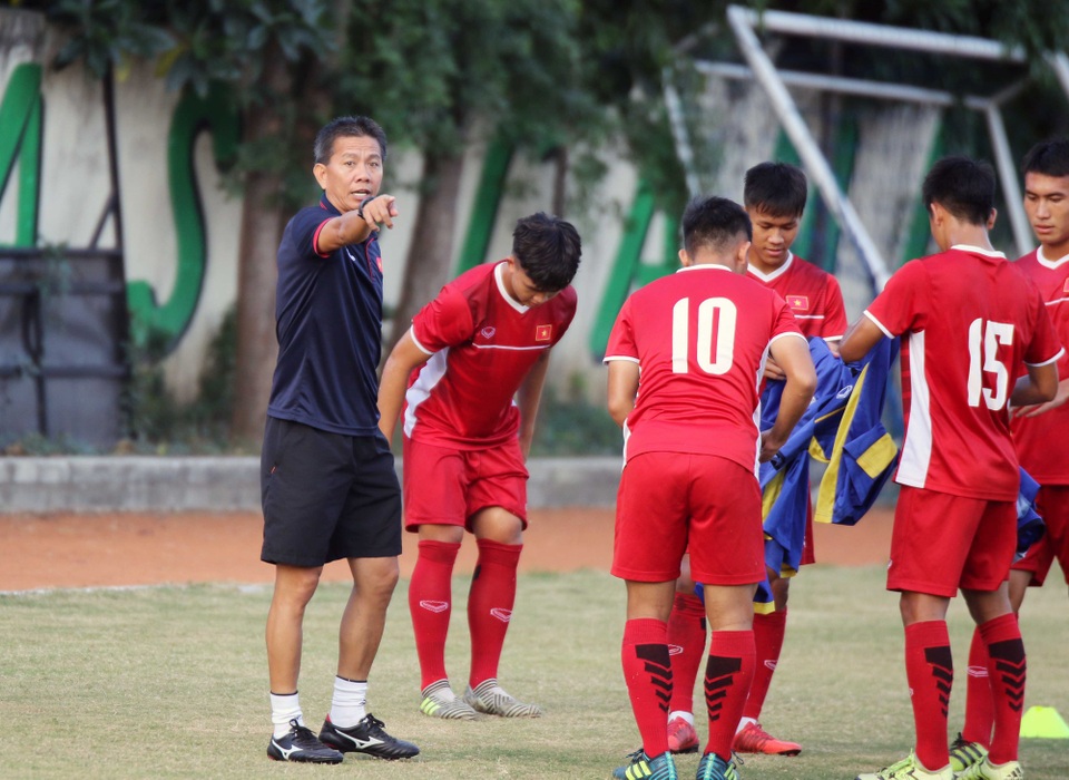 HLV Hoàng Anh Tuấn có bất lực với U19 Việt Nam? - 1
HLV Hoàng Anh Tuấn không hài lòng về các học trò ở giải lần này