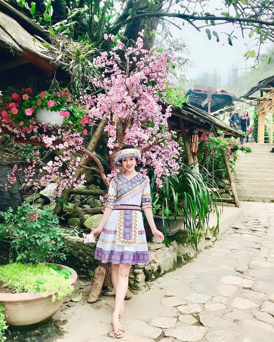Vẻ đẹp quyến rũ của “hot girl mặc váy dân tộc” đang gây sốt mạng - 1 Thùy Dương mặc váy dân tộc đang được cộng đồng mạng quan tâm