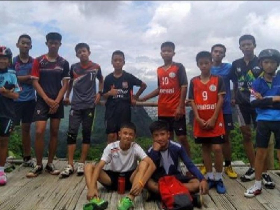 Toàn bộ 13 thành viên đội bóng Thái Lan được giải cứu khỏi hang - 4
Các thành viên của đội bóng Lợn Rừng (Ảnh: Sky News)