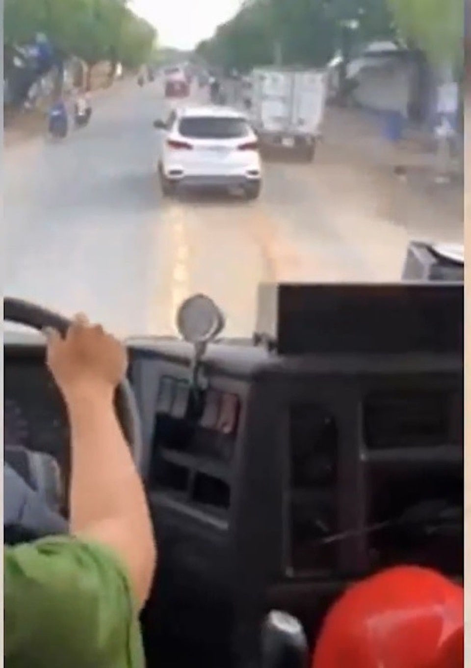 Tài xế ô tô “giả điếc” quyết không nhường đường cho xe cứu hỏa - 1
Chiếc xe màu trắng không chịu nhường đường xe chữa cháy.
