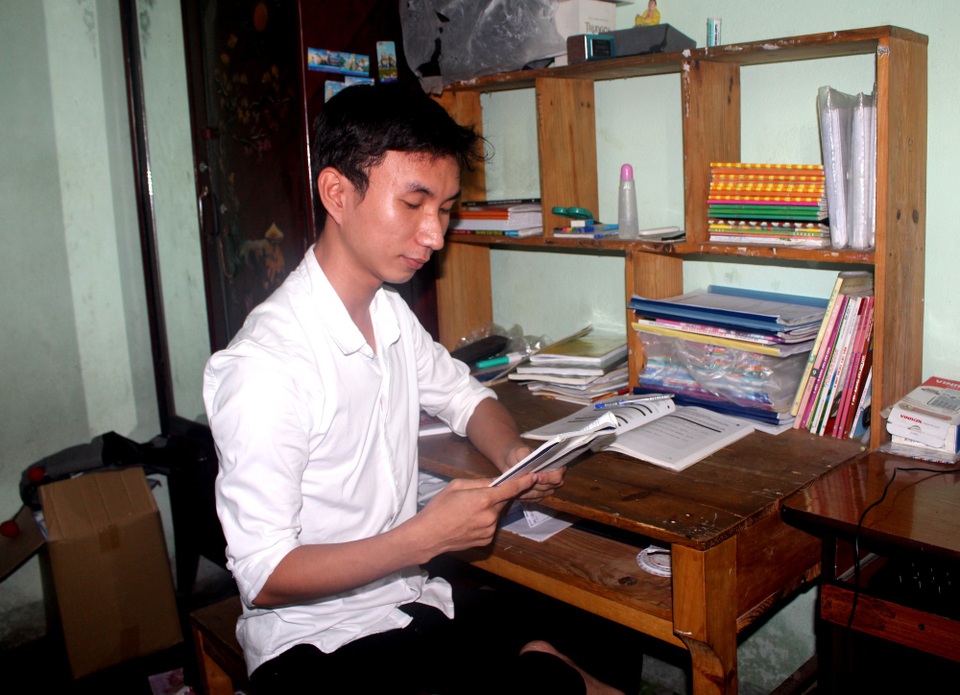 Em Nguyễn Quốc Thạch bên góc học tập của mình