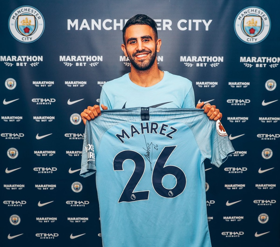 Chi 60 triệu bảng, Man City “nổ bom tấn” đầu tiên - 1
Riyad Mahrez chính thức khoác áo Man City