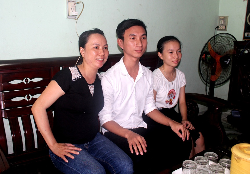 
Thạch bên mẹ và em gái.
